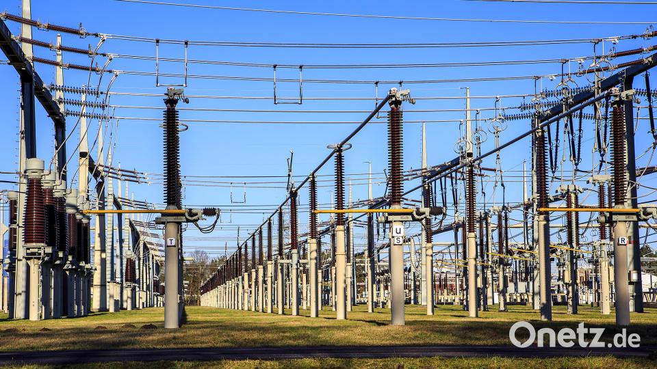 Um die Energiewende zu schaffen und den gestiegenen Strombedarf, etwa durch E-Mobilität, zu decken, wird das Schwandorfer Umspannwerk, eines der größten in der Region, erneuert und ausgebaut. Bild: Clemens Hösamer
