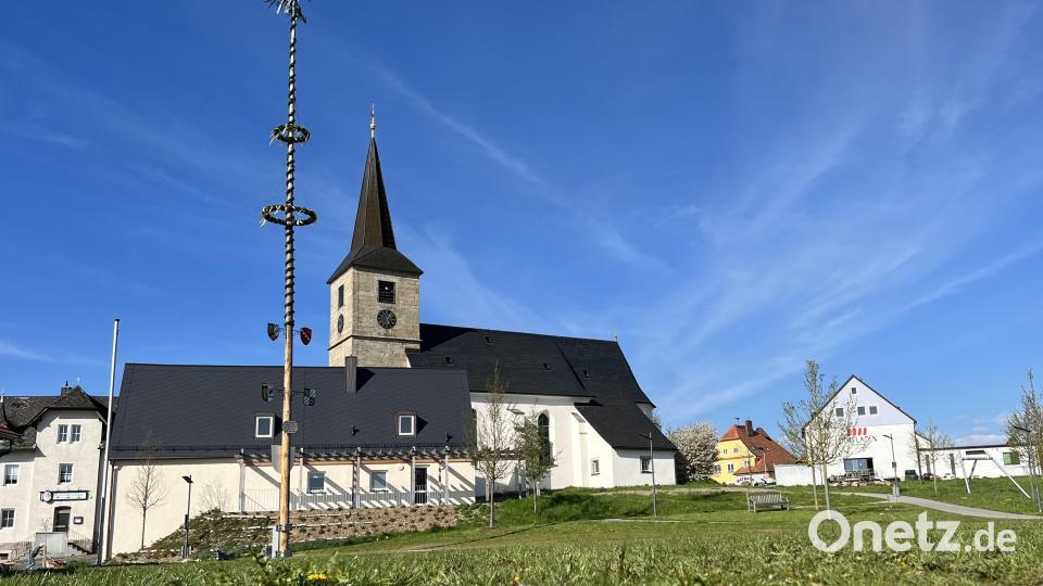 Blick vom Bürgerpark auf dem Maibaum, die evangelische Kirche, das Rathaus und dem nahegelegenen Dorfladen. Bild: nza