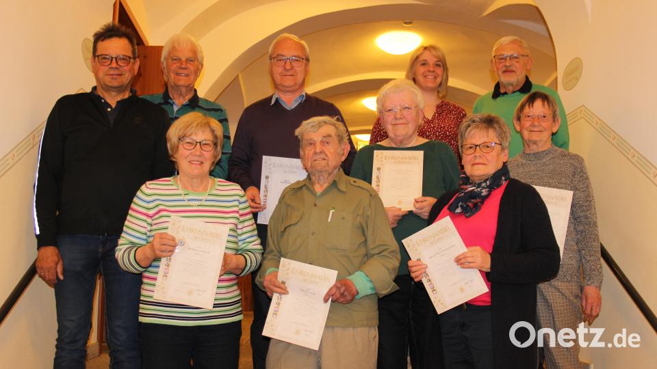 Die große Verbundenheit der Mitglieder zeigte sich bei den Ehrungen. Im Bild (vorne, von links) Marille Strauß, Bruno Lenk und Brigitte Steinhauser sowie (hinten, von links) Kreisfachberater Harald Schlöger, Erich Lang, Gottfried Beer, Jutta Kastner, MdL Anna Schwamberger, Vorsitzender Rudi Standfest und Marianne Scheidler. Bild: heb
