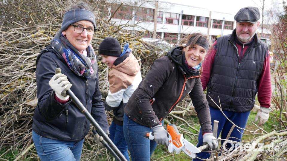 Neben der Koordinierung der Arbeiten legten Birgit Plößner, Barbara Strenge und Klaus Schuster (von links) auch selbst kräftig mit Hand an. Bild: hmr