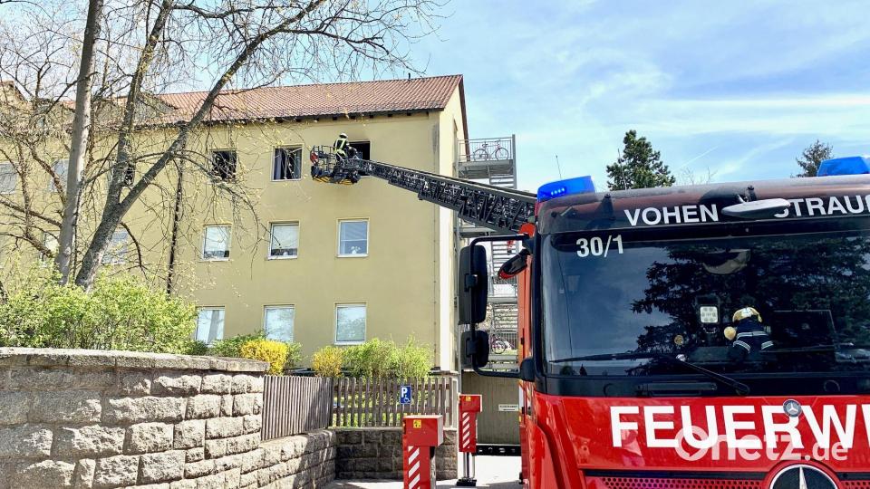 Mit der Drehleiter bekämpft die Feuerwehr den Brand im ehemaligen Vohenstraußer Krankenhaus. Bild: Gabi Schönberger