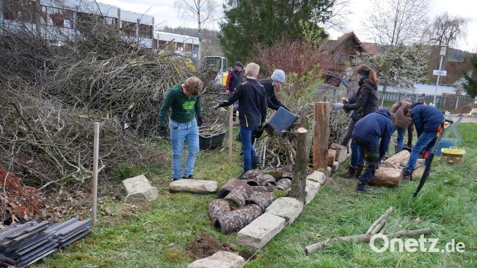 Durch die gute Einteilung der Arbeitsgruppen wusste jeder was zu war und alle arbeiteten ausnahmlos kräftig mit. Bild: hmr