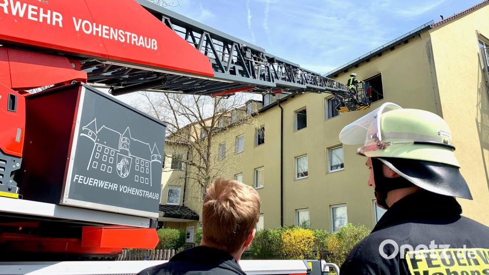Mit der Drehleiter bekämpft die Feuerwehr den Brand im ehemaligen Vohenstraußer Krankenhaus. Bild: Gabi Schönberger