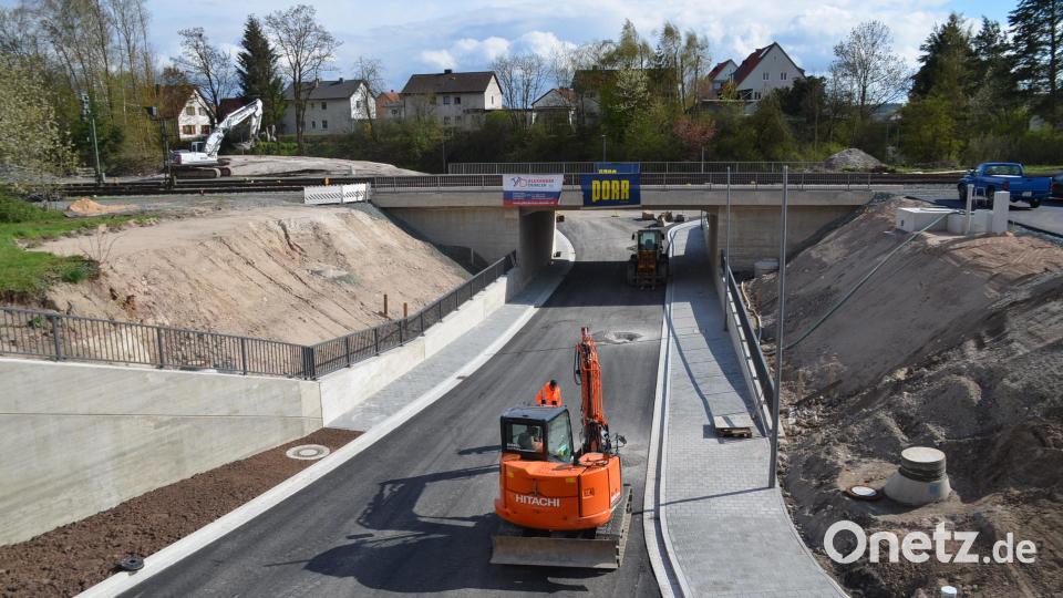 Neue Bahnunterführung Speichersdorf West
im Vordergrund Bahnhofstraße mit neuem Gehweg (vom Hubsteiger aus) Bild: ak