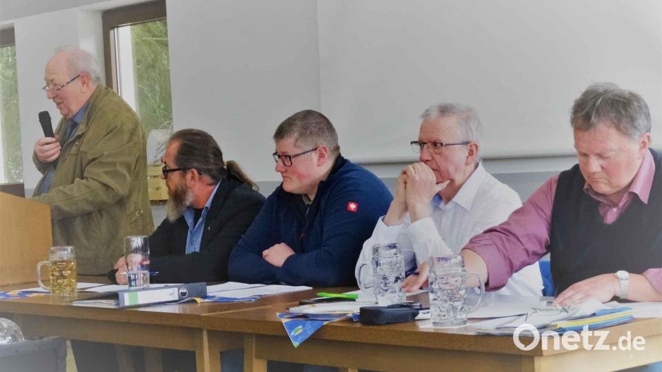 Die zahlreichen Rasse-Geflügelzüchter begrüßte (von links) Bezirksvorsitzender Willi Roauer im Beisein von Neustädter Kreisvorsitzenden Werner Kennel jun., stellvertretenden Bezirksjugendleiter Stefan Weiß aus Eschenbach, Bezirk-Taubenzuchtwart Gerhard Lang und Schriftführer Hans Ederer des Bezirksverbandes aus Regensburg. Bild: gz