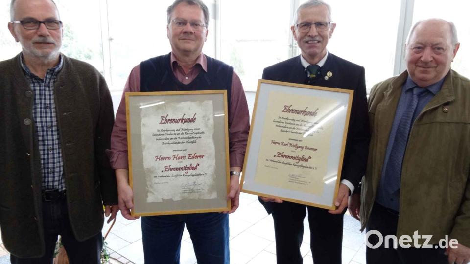 Bezirksvorsitzender Willi Roauer (rechts) und Stellvertreter Rainer Bauer (links) gratulierten Karl Wolfgang Brunner (Zweiter von rechts) und Hans Ederer (ZWeiter von links.) zur Ehrenmitgliedschaft im Bezirksverband der Rasse-Geflügelzüchter. Bild: gz