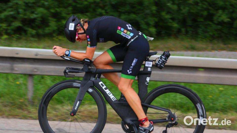 Claudia Mai im Wettkampfmodus auf dem Triathlonrad. Archivbild: Philipp Jander