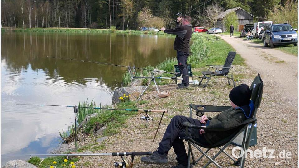 Geduldig warteten beim Anfischen die Mitglieder des Fischereivereins, darunter auch Jungfischer, auf den großen Fang. Bild: gz