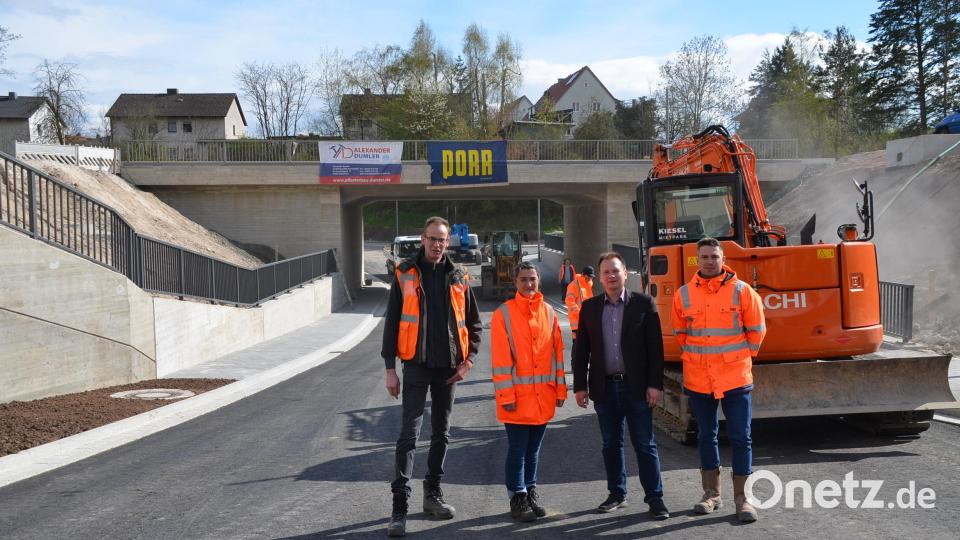 Marco Hauptmann, Johanna Franziska Schmidt (beide DB-Netz), Bürgermeister Christian Porsch und Bauleiter Bastian Heislbetz (von links) vor Ort. Bild: ak