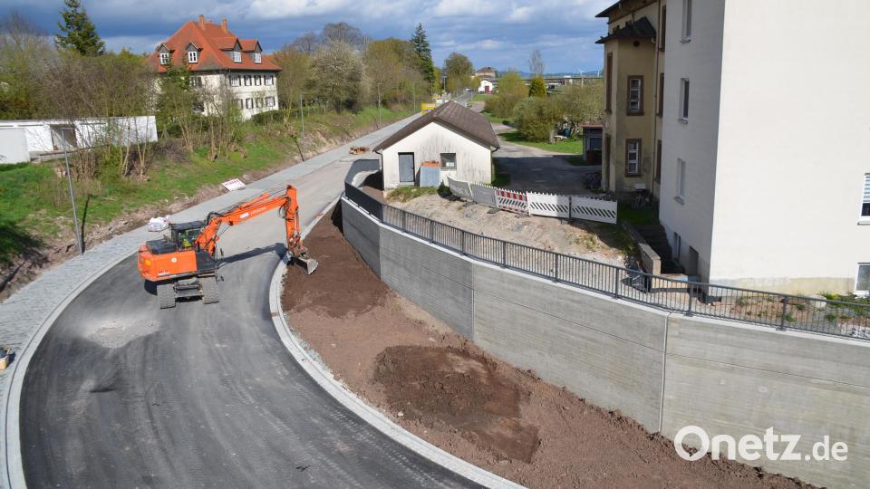 Der Kurvenbereich der Bahnhofstraße ist mit einer Stützmauer versehen worden. Bild: ak