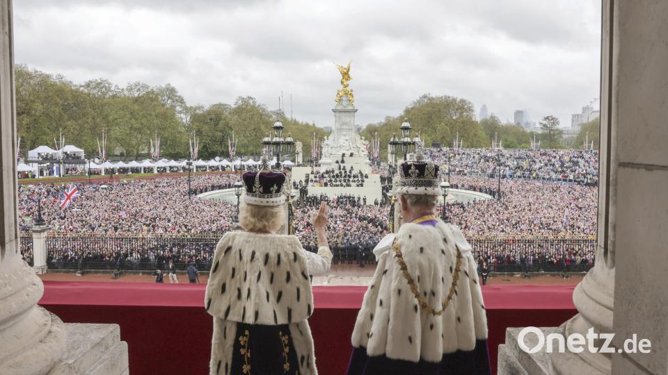 König Charles III. und Königin Camilla winken nach ihrer Krönung vom Balkon des Buckingham Palace in Richtung der Menge, die sich um das Victoria-Memorial versammelt hat. Bild: Chris Jackson/dpa