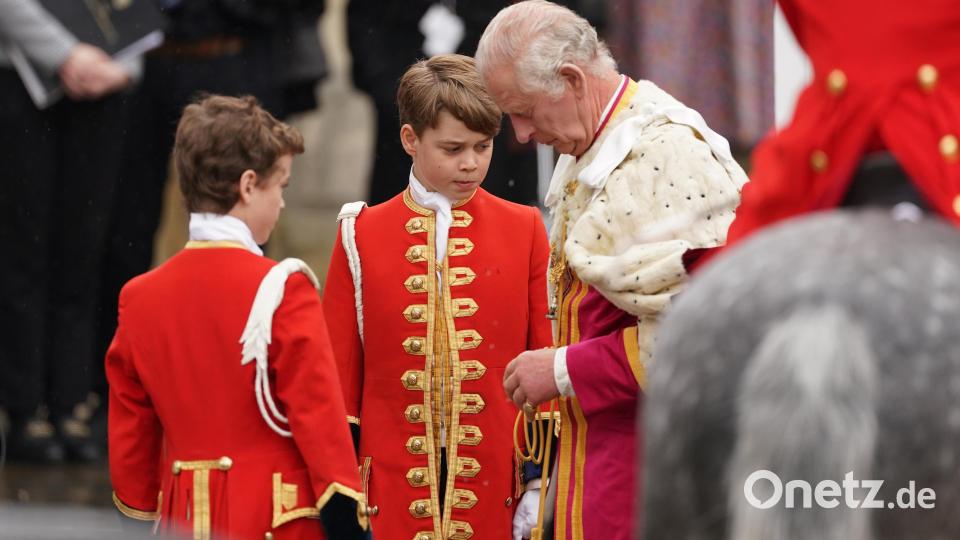 Prinz George (M) steht als Ehrenpage neben König Charles III. vor der Krönungszeremonie von König Charles III. und Königsgemahlin Camilla in der Westminster Abbey. Bild: Joe Giddens