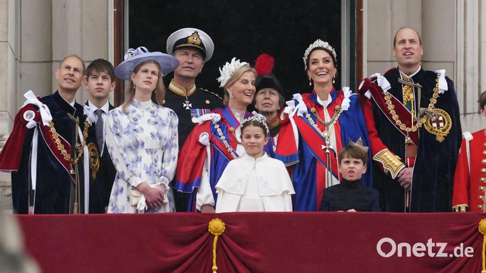 Von links nach rechts: Prinz Edward, Herzog von Edinburgh, James Alexander Mountbatten-Windsor, Earl of Wessex, Lady Louise Windsor, Vizeadmiral Sir Tim Laurence, Sophie, Herzogin von Edinburgh, Prinzessin Charlotte, Anne, Prinzessin Royal (halb verdeckt), Kate, Prinzessin von Wales, Prinz Louis, und William, Prinz von Wales, stehen auf dem Balkon des Buckingham Palace, um einen Vorbeiflug der Kunstfliegerstaffel der Royal Navy, des Army Air Corps und der Royal Air Force - einschließlich der Red Arrows - im Anschluss an ihre Krönung zu sehen. Bild: Owen Humphreys/dpa