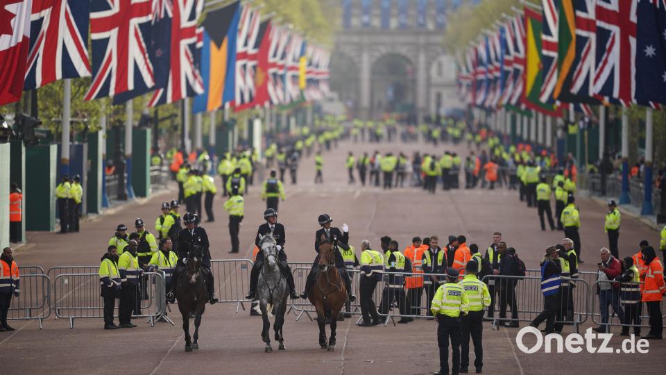 Berittene Beamte der Metropolitan Police treffen vor der Krönungszeremonie von König Charles III. und Königin Camilla auf der Mall ein. Bild: Niall Carson/dpa