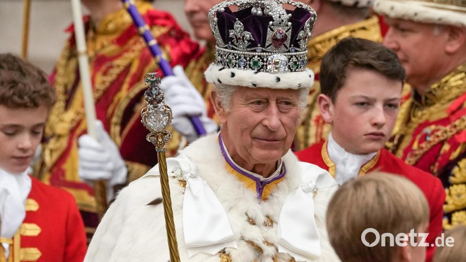 Großbritanniens König Charles III. verlässt nach der Krönungszeremonie mit der Imperial State Crown, einem Zepter und dem Reichsapfel die Westminster Abbey. Bild: Alessandra Tarantino/dpa