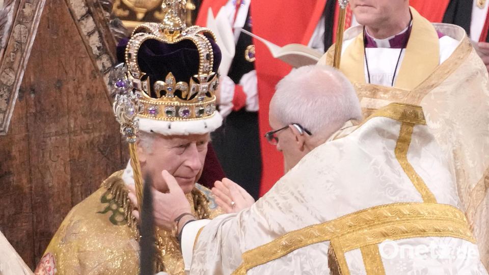 König Charles III. hat die Edwardskrone während der Krönungszeremonie in der Westminster Abbey erhalten. Bild: Jonathan Brady