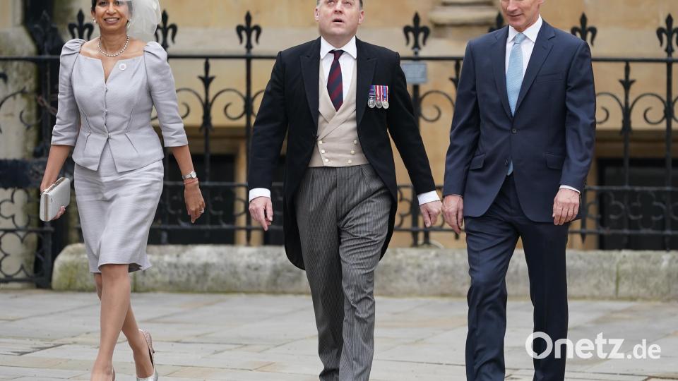 Suella Braverman l-r), Innenministerin von Großbritannien, Ben Wallace, Verteidigungsminister von Großbritannien, und Jeremy Hunt, Finanzminister von Großbritannien, kommen in der Westminster Abbey an. Bild: Joe Giddens/dpa