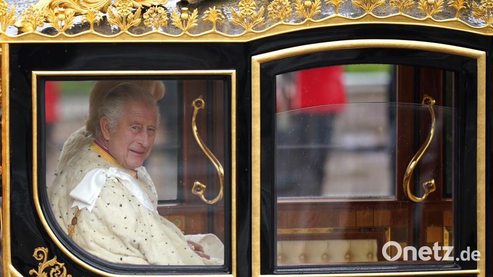Großbritanniens König Charles III. und Königsgemahlin Camilla sitzen auf dem Weg zur Krönungszeremonie in der Staatskutsche. Bild: Niall Carson