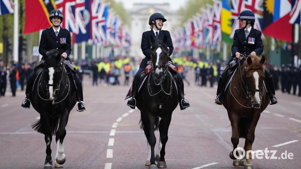 Polizisten reiten auf der Mall vor der Krönung des britischen Königs Charles III. Bild: Jon Super/dpa