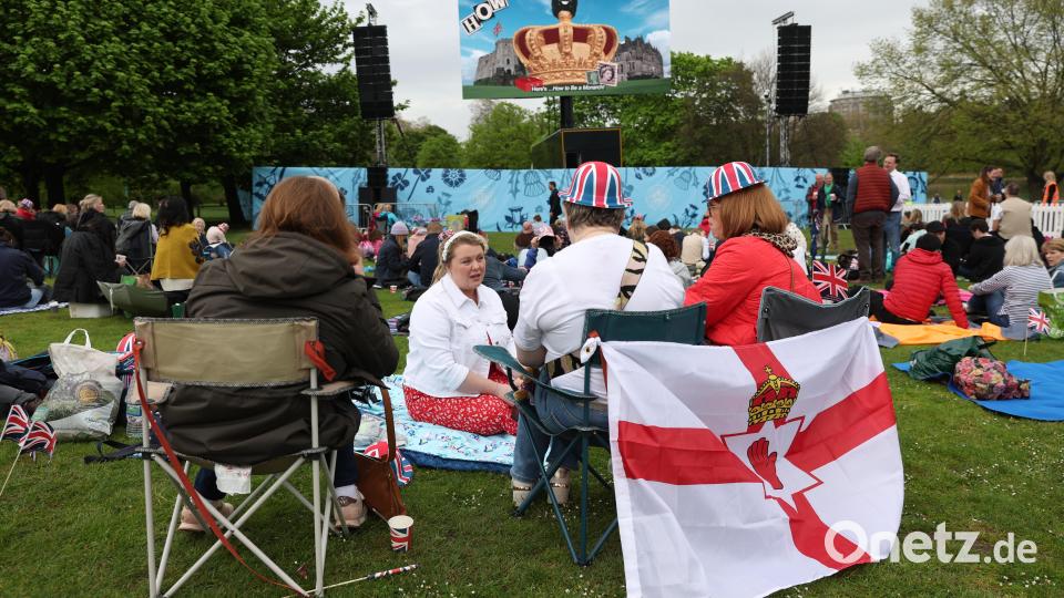 Royalisten versammeln sich im Hyde Park, um die Krönung von König Charles III. über Bildschirme zu verfolgen. Bild: Isabel Infantes/dpa