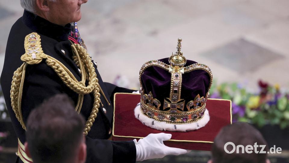 Die Edwardskrone wird bei der Krönungszeremonie des britischen Königs Charles III. und seiner Gemahlin Camilla in der Westminster Abbey gehalten. Bild: Phil Noble