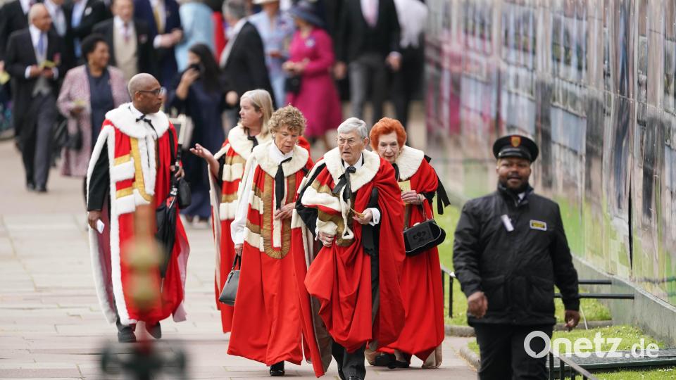 Die Gäste treffen vor der Krönung von König Charles III. und Königin Camilla in der Westminster Abbey in London ein. Bild: Joe Giddens/dpa