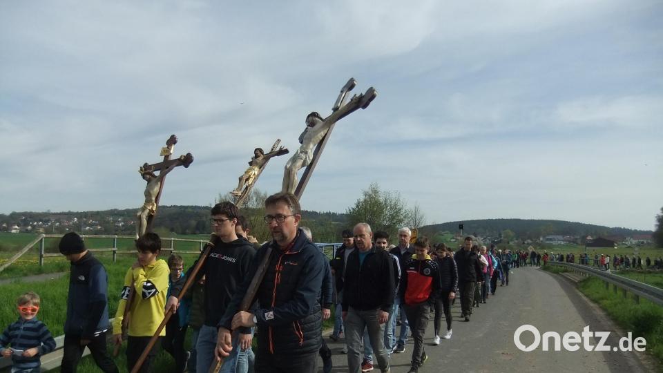 Mit den drei Pilgerkreuzen aus Dürnsricht, Högling und Pittersberg an der Spitze gehen die rund 250 Pilger zur Mariahilfbergkirche nach Amberg. Bild: gm