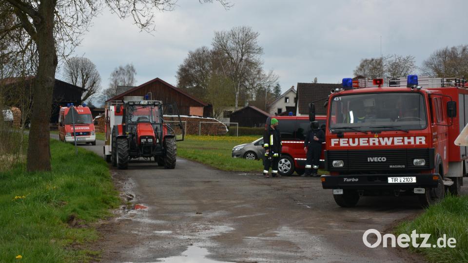 Aufgebaute Tragkraftspritzen und schweres Gerät warteten bei Großensees auf ihren Einsatz beim Maschinistenlehrgang, an dem 12 Feuerwehren aus dem Landkreis Tirschenreuth teilnahmen. Bild: jr
