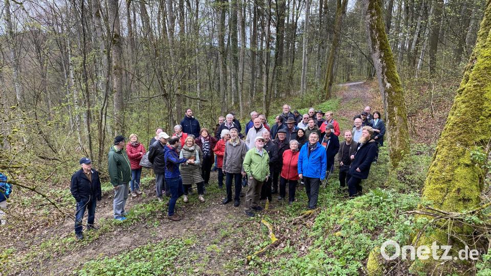 Der Vorsitzende des Historischen Vereins Ebermannsdorf, Josef Gilch (blaue Jacke), leitete die heimatkundliche Führung des niederbayerischen Archäologentages durch die Ebermannsdorfer Fluren zu historischen Denkmälern. Bild: bö