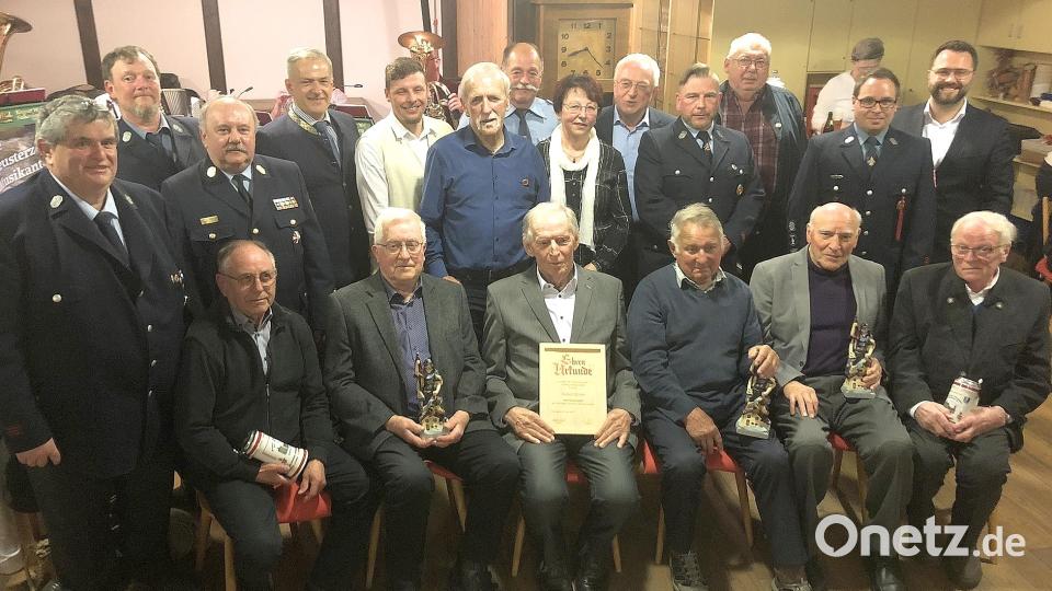 Höhepunkt des Festaktes der Feuerwehr Falkenberg waren die vielen Ehrungen und Ernennungen zu Ehrenmitgliedern. Bild: wro