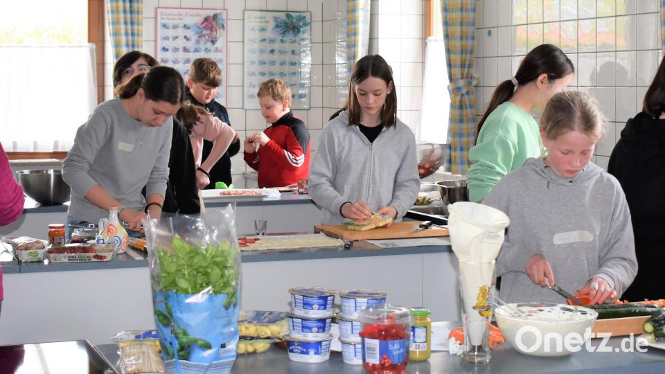 Zum Genießen war das Buffet, dass die Jugendlichen in der Küche vorbereiteten. Bild: rgr