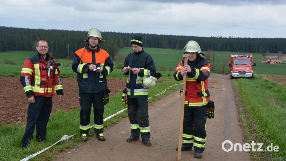 1200 Meter Schlauchleitung mussten die Lehrgangsteilnehmer bei Großensees im Freien legen. Insgesamt 20 Brandschützer aus 12 Feuerwehren stellten sich den Prüfungsanforderungen. Bild: jr