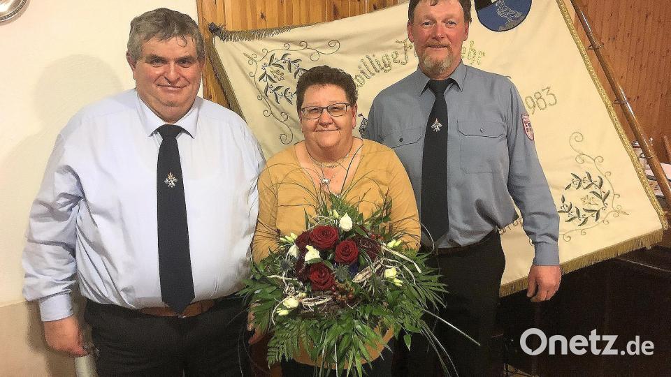 Blumen für Petra Polnisch, die vor 40 Jahren Fahnenpatin war. Überreicht wurde das Gebinde vom Vorsitzenden Hubert Schedl (links) und Kommandant Andreas Zölch (rechts). Bild: wro