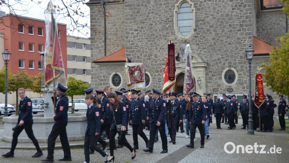 Nach der Segnungsfeier auf dem Kirchplatz formierte sich hinter den neuen Fahrzeugen ein langer Festzug. Bild: dob