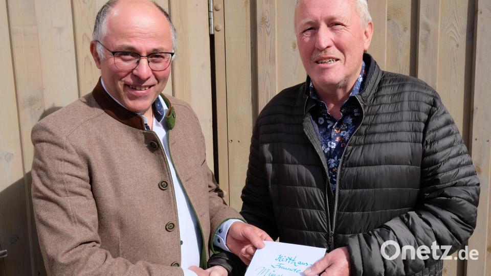 Gemeinsam stemmten Hirthausfreunde und Gemeinde den Neubau der Gemeinschaftshalle. Bürgermeister Albert Nickl dankte mit einer Spende an Vorsitzenden Albert Schmid Bild: do