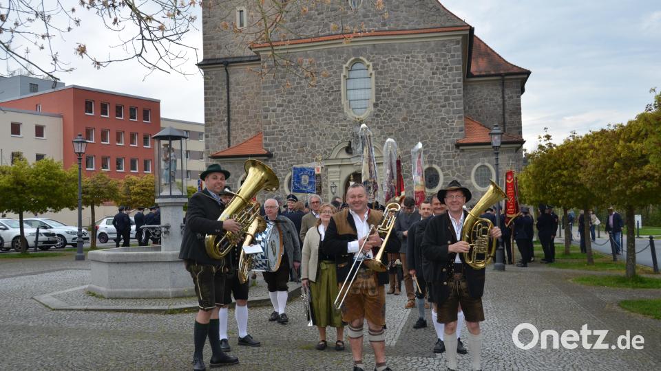 Die Kapelle &quot;Bayrisch Blech&quot; gab den musikalischen Rahmen für den Festakt vor und begleitete den Festzug zum Feuerwehrhaus. Bild: dob