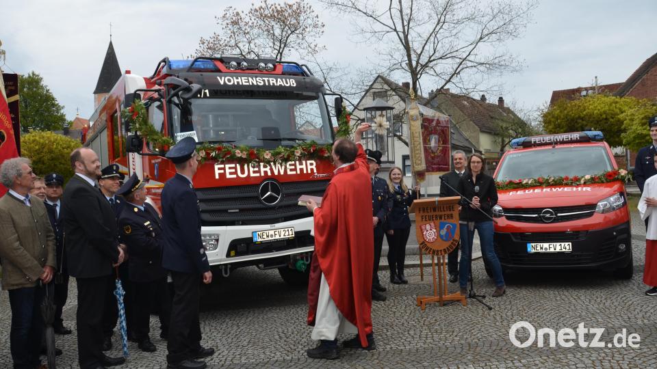 Am Freitag wurden zwei neue Einsatzfahrzeuge der Vohenstraußer Stützpunktwehr unter Gottes Schutz gestellt. Pfarrvikar Ronald Liesaus und die evangelische Stadtpfarrerin Carmen Riebl erbaten den Segen. Bild: dob