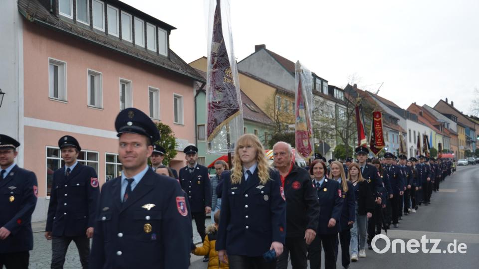 Ein seltenes Bild: über den Marktplatz marschierten die Feuerwehrleute hinunter zum Gerätehaus am Fluderweg zur geselligen Feier. Aus der ganzen Region kamen Feuerwehrkräfte zu diesem festlichen Akt. Bild: dob