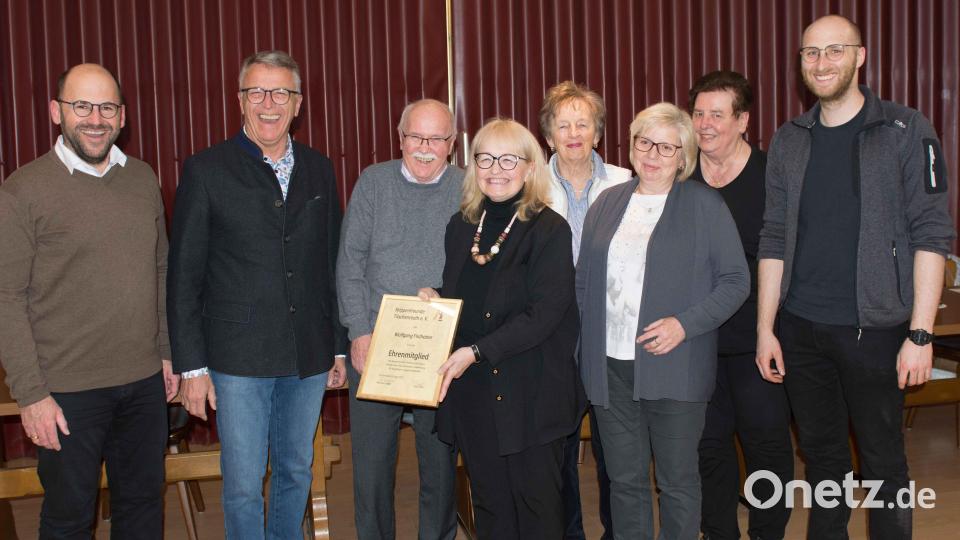 Wolfgang Fischotter (Dritter von links) wurde für seine langjährige Unterstützung der Krippenschauen zum Ehrenmitglied ernannt. Seine Bücher über die vergangenen Krippenausstellungen sind vergriffen. Bild: Thomas Sporrer
