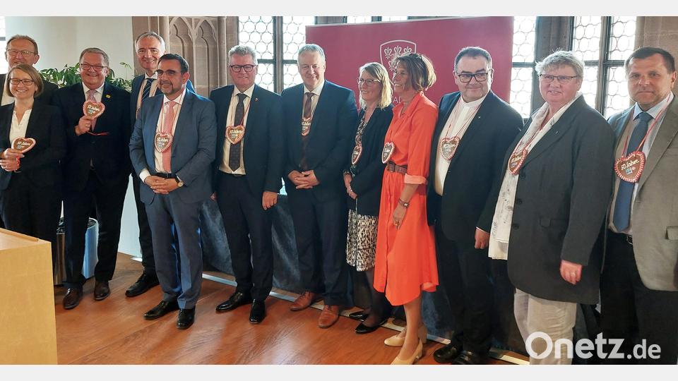 Sie begleiteten mit Freude den Festakt &quot;50 Jahre Ökumenische Sozialstation&quot; (von links): Richard Gassner, MdB Susanne Hierl, Martin Preuss (Bürgermeister Amberg), MdL Harald Schwartz, Staatsminister Klaus Holetschek, Michael Göth (Bürgermeister Sulzbach-Rosenberg, Richard Reisinger (Landrat), Brigitte Riederer (Pflegedienstleitung), Birgit Singer-Grimm (Geschäftsführerin), Pfarrer Herbert Mader, Diakonin Regina Reymann und Günther Koller (ehemaliger Caritas-Geschäftsführer). Bild: mfh