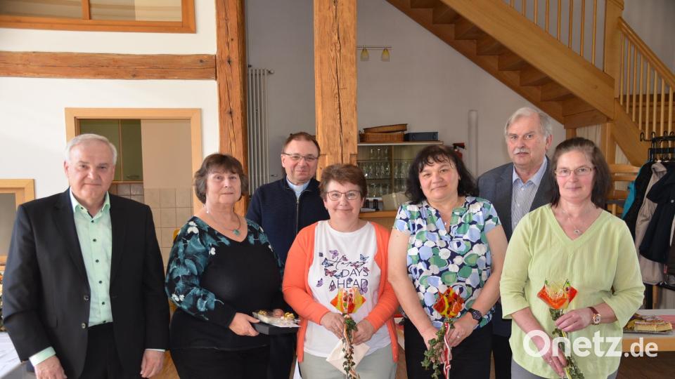 Bürgermeister Günter Kopp (links), Pfarrer Markus Bruckner und Kirchenpfleger Albert Sollfrank (hinten von links) dankten Brigitte Stich für 31 Jahre als Leiterin des Seniorenkreises. Ihre Nachfolgerinnen sind Sabine Zehrer, Rita Schraml und Theresia Horn (von links). Bild: ak