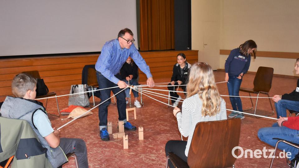 Nur gemeinsam kommt man bei diesem Geschicklichkeitsspiel zum Ziel als Teil des Aktionstag der Pfarreien im westlichen Landkreis des Dekanats Neustadt/Weiden. Bild: rgr