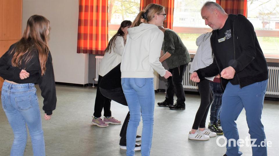 Der Theater-Chef der Katholischen Theatergruppe Grafenwöhr Wolfgang Bräutigam zeigt, wie es geht. Bild: rgr