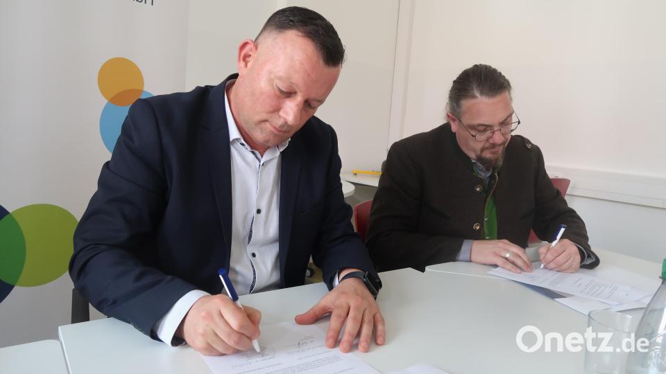 Die Kooperation besiegeln VHS-Geschäftsführer Stefan Frischholz (links) und Schulleiter Robert Wittmann. Bild: Kunz