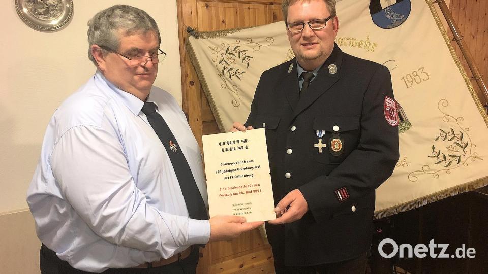 Den Gutschein im Gegenwert einer Blaskapelle, den der Vorsitzende der Feuerwehr Reuth, Andreas Hruschka, übergab, darf beim Festzug eingelöst werden. Bild: wro
