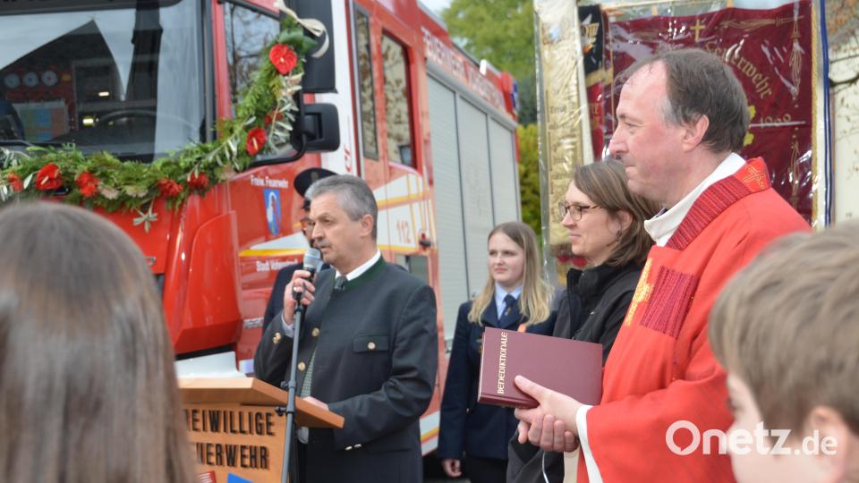 Am Freitag wurden zwei neue Einsatzfahrzeuge der Vohenstraußer Stützpunktwehr unter Gottes Schutz gestellt. Bürgermeister Andreas Wutzlhofer dankte den Kommandanten und Gerätewarten für die unzähligen zielführenden Besprechungen im Vorfeld. Bild: dob