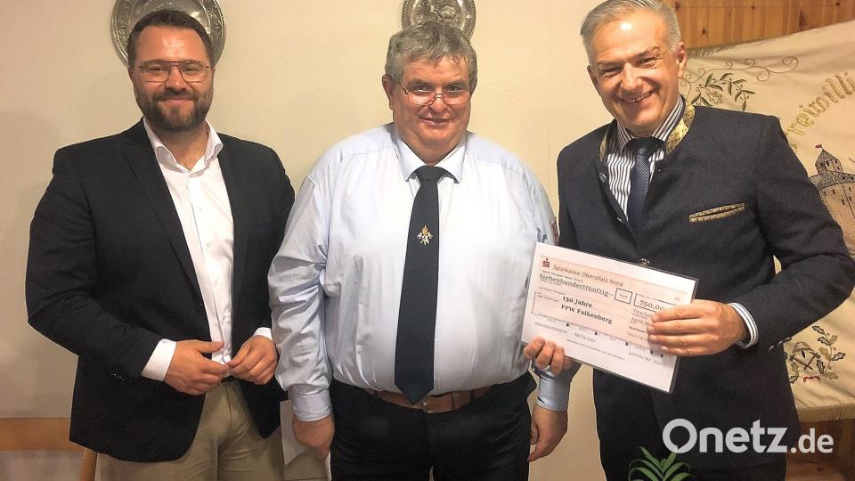 Bürgermeister Matthias Grundler (links) und Landrat Roland Grillmeier (rechts) hatten für den Jubelverein, vertreten durch seinen Vorsitzenden Hubert Schedl, Geldgeschenke mitgebracht, Bild: wro