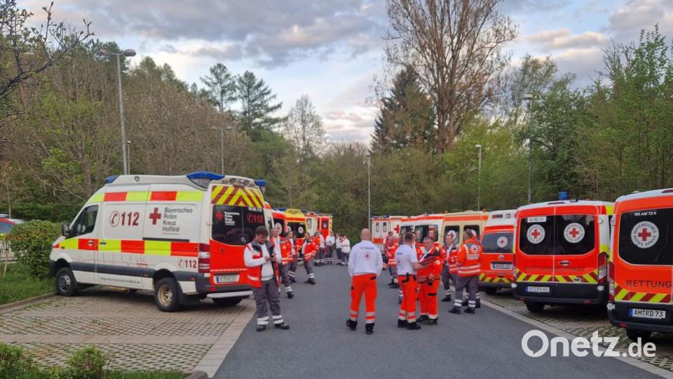 Viele Rettungswagen stehen vor der Sana-Klinik. Wegen des Austritts einer verdächtigen Substanz aus einem Kellerraum ist die Sana-Klinik in Pegnitz (Landkreis Bayreuth) geräumt worden. Mehrere Polizeistreifen, etwa 130 Mitglieder der umliegenden Feuerwehren und rund 100 Kräfte des Rettungsdienstes waren im Einsatz. Bild: picture alliance/dpa/vifogra