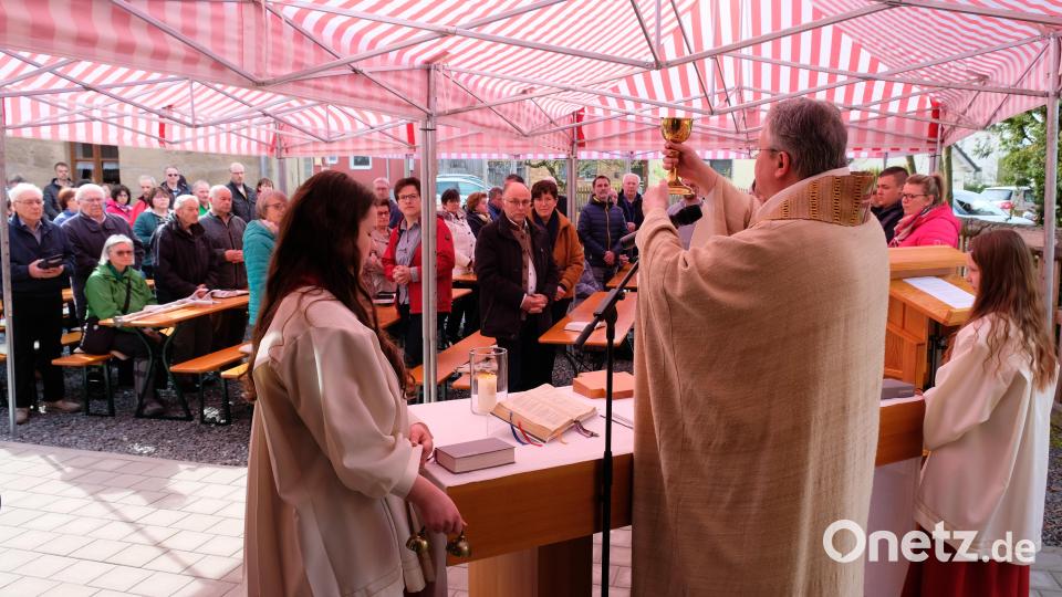In der Festpredigt zur Fertigstellung der Gemeinschaftshalle würdigte Pfarrer Adrian Kugler die vielen Talente der Münchsreuther und den großen Gemeinsinn der Dorfgemeinschaft. Bild: do