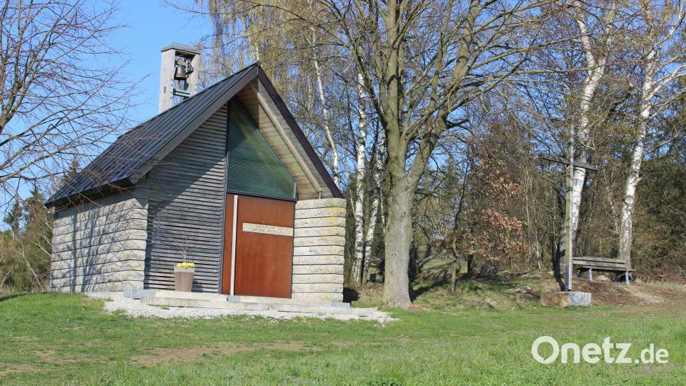 Die Auferstehungskapelle auf dem Hasenbühl bei Kohlbühl/Thumsenreuth wird gerne von Wanderern und Radfahrern für eine Pause genutzt. „Wer anklopft, dem wird aufgetan“ ist an der Türe zu lesen. Im Inneren erstrahlt die Stirnseite mit dem Auferstandenen in einem besonderen Licht. Bild: att